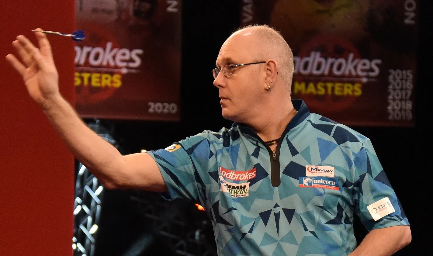 White na ruime voorsprong ternauwernood langs Gurney