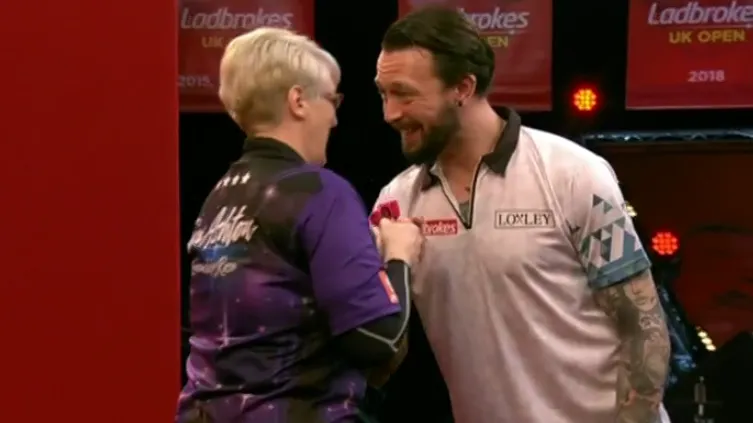 Ashton wint op UK Open voor het eerst van man tijdens televisietoernooi