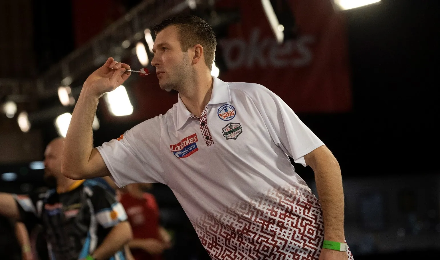 Razma verrast met sterke zege op Aspinall, geblesseerde Price zonder problemen langs Larsson