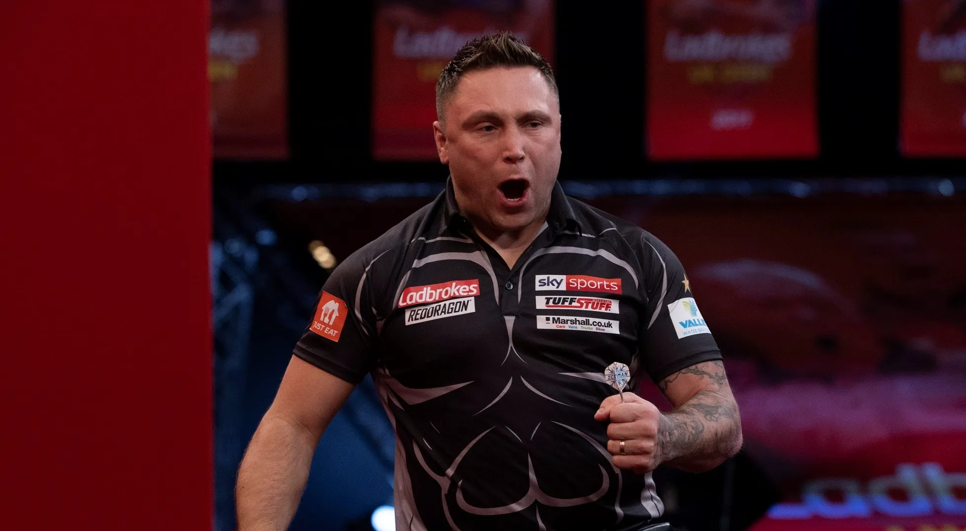 Price met machtige laatste leg langs Petersen