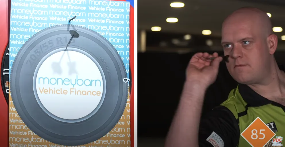 VIDEO: Van Gerwen vertoont kunsten op geblindeerd dartbord