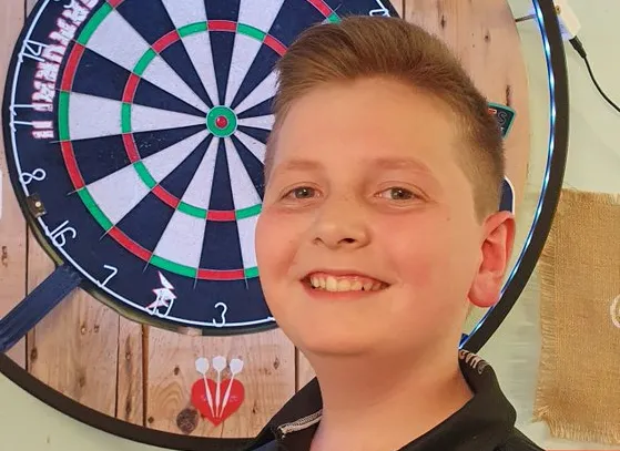 Autistische jongen van 11 jaar gooit negendarter en krijgt presentje van PDC