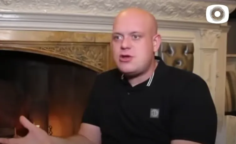 2021 05 23 12 00 47 Van Gerwen kijkt naar het Songfestival  BlendTV   YouTube