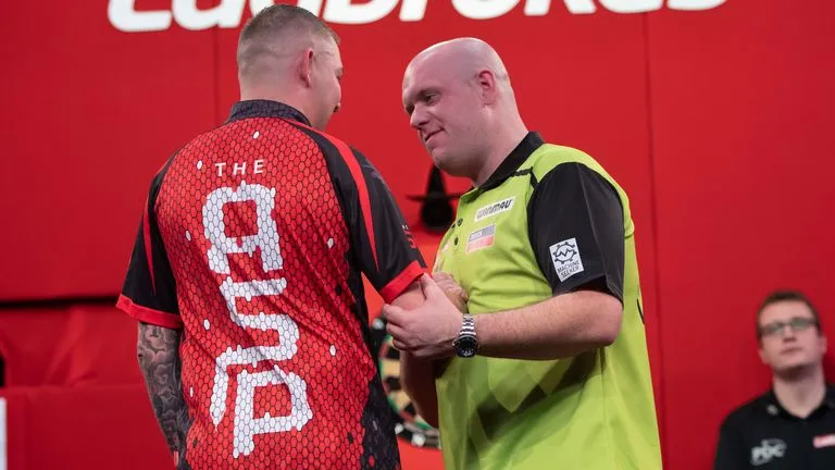 Van Gerwen verliest van Aspinall en raakt kopposite in Premier League kwijt