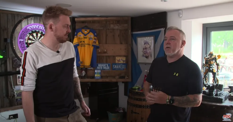 VIDEO: Youtuber Jaack Maate krijgt dartstraining van Peter Wright