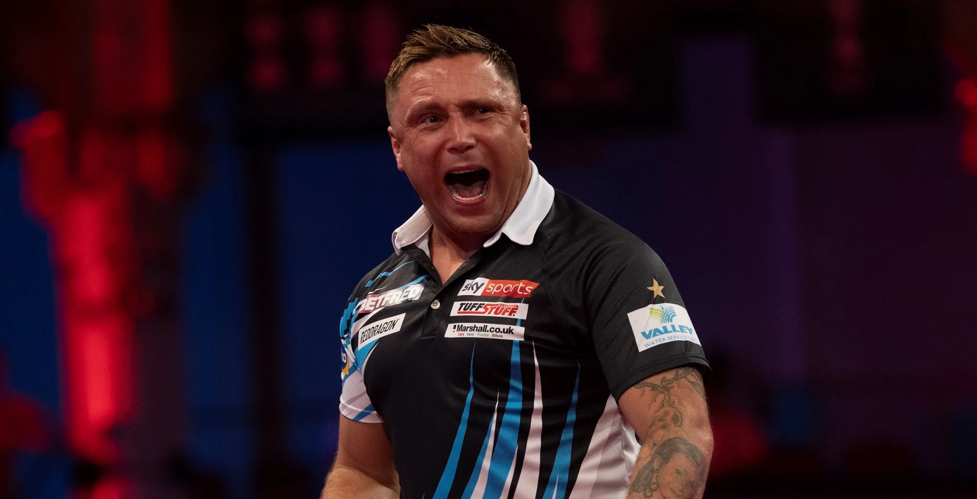 Price met nieuwe pijlen naar titel op openingsdag PDC Super Series 6