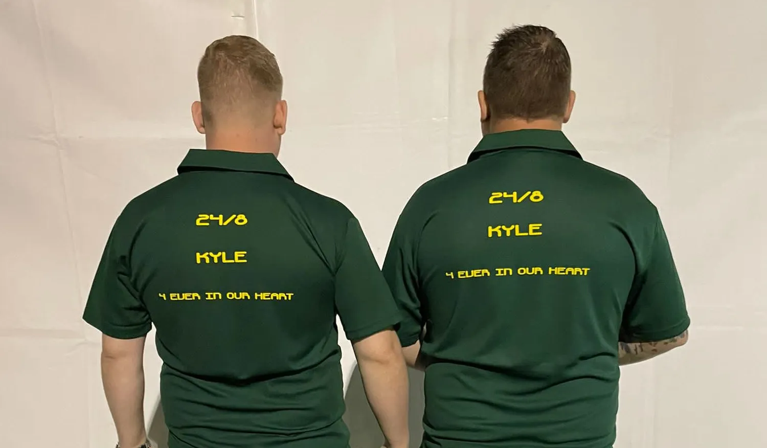 Huybrechts en De Decker eren overleden Anderson met speciaal tenue op EK-softtip