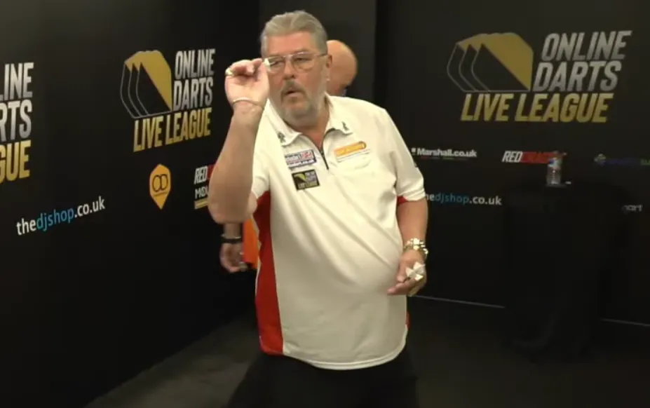 VIDEO: 65-jarige Martin Adams gooit negendarter in Online Darts League