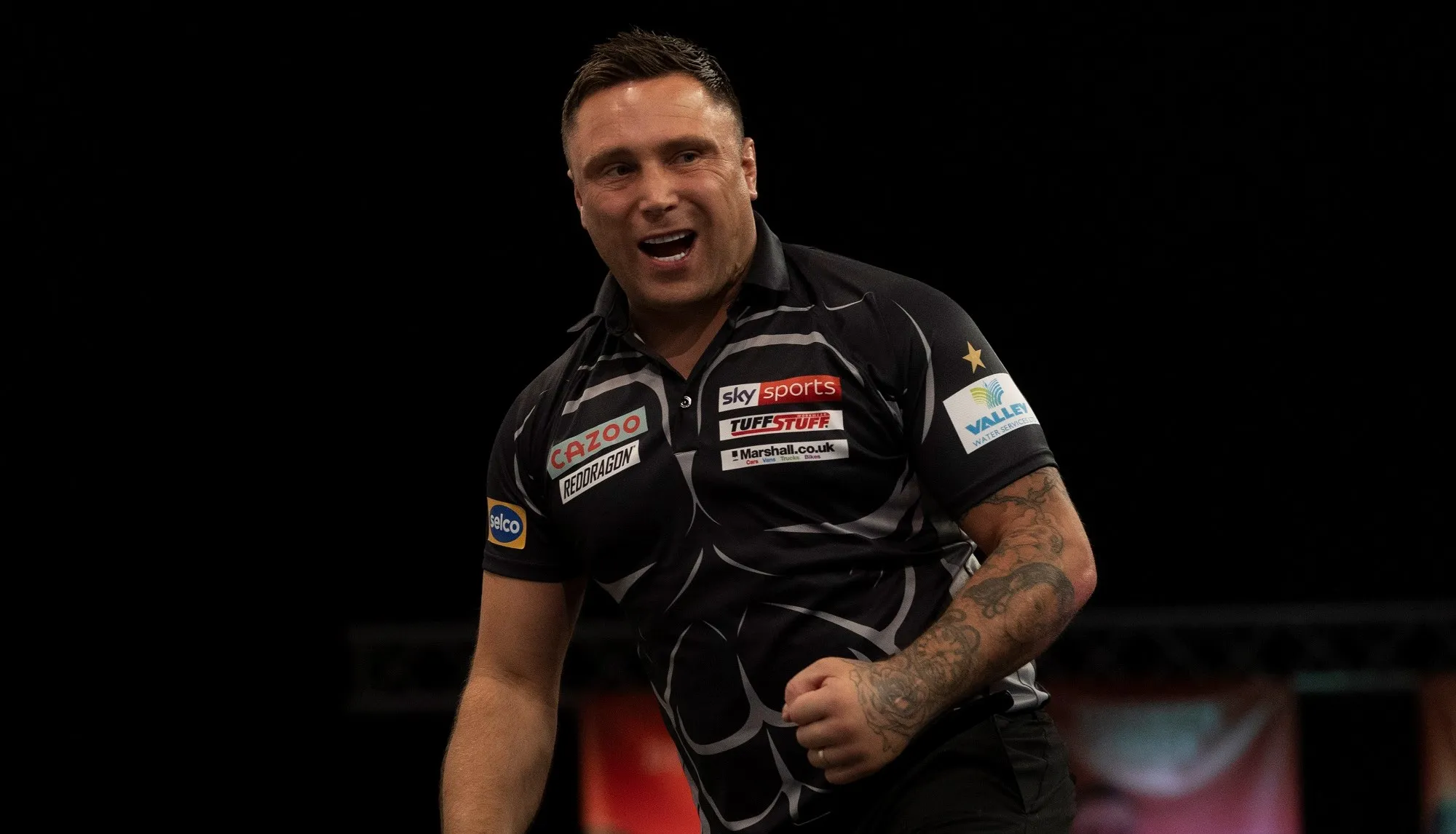 Price schrikt op tijd wakker en bereikt derde ronde op WK Darts