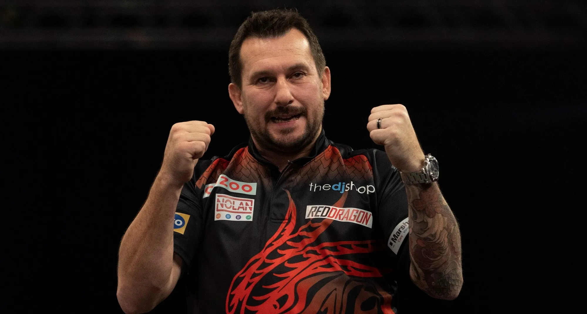 Clayton bereikt derde ronde op WK Darts na vermakelijke wedstrijd