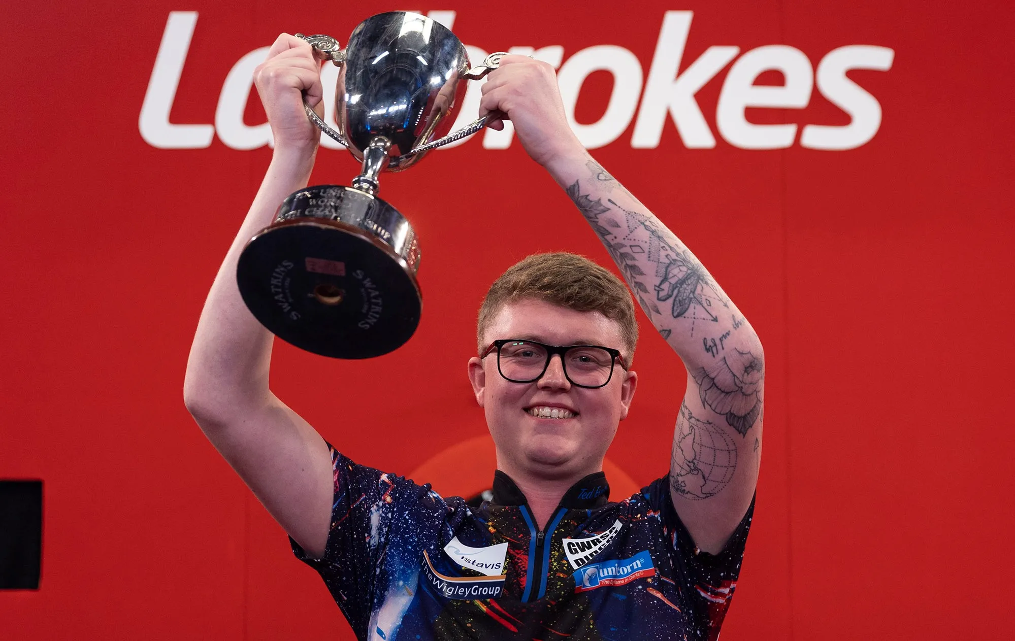 Evetts zet handtekening onder nieuw contract bij Unicorn