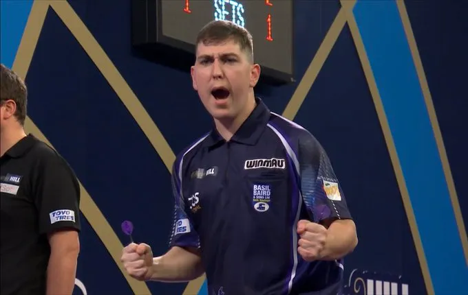 VIDEO: Borland gooit negendarter in sudden-death leg om tweede ronde te bereiken op WK Darts