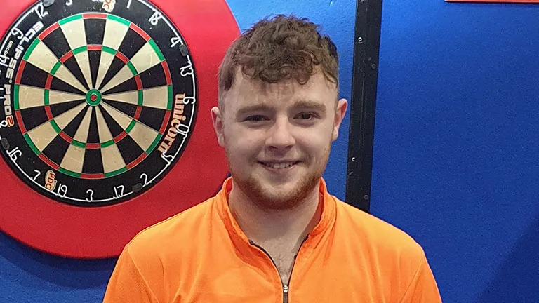 Nieuwkomer Rock gooit negendarter en verslaat Chisnall