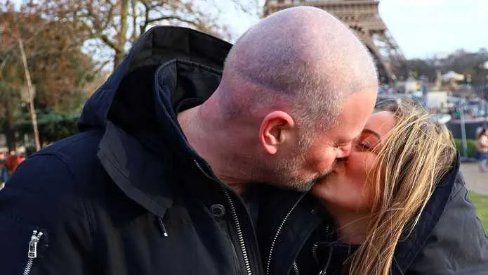 Van Barneveld treedt dinsdag in huwelijksbootje; collega-darter Van Gerwen mist bruiloft op Cyprus