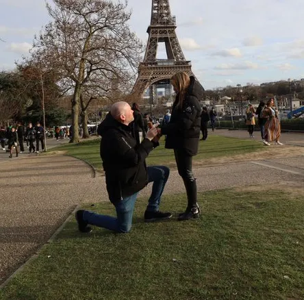 Van Barneveld gaat bij Eiffeltoren op de knieën voor vriendin Julia