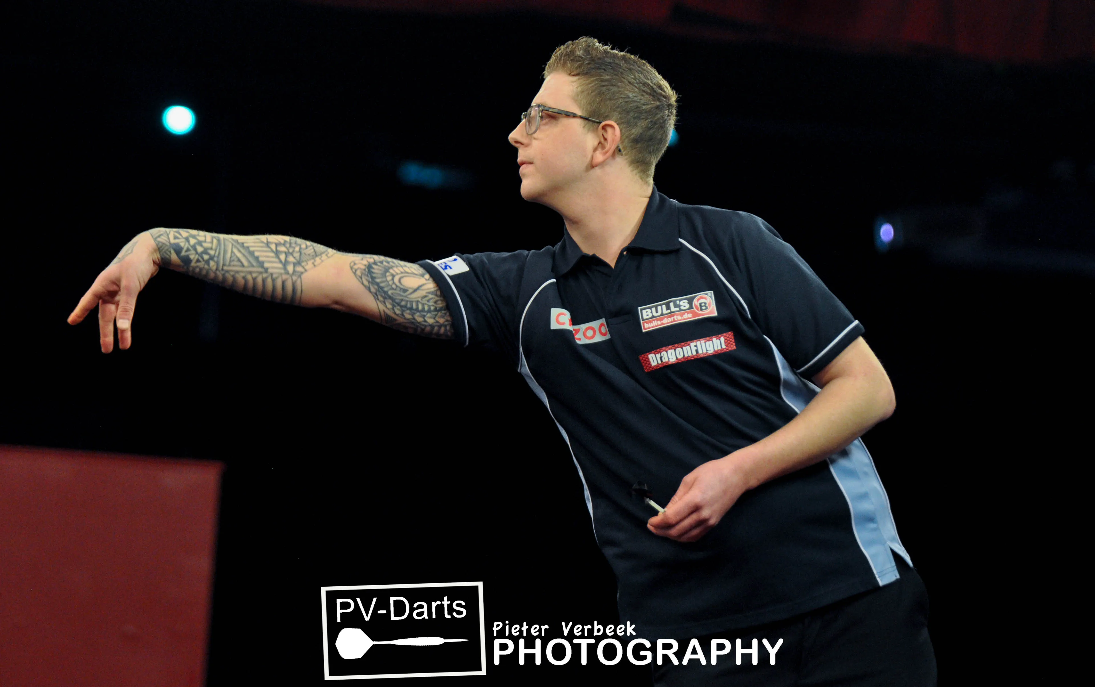 Woodhouse opent European Darts Open met gemiddelde van 110, Peters fors onderuit tegen Penhall