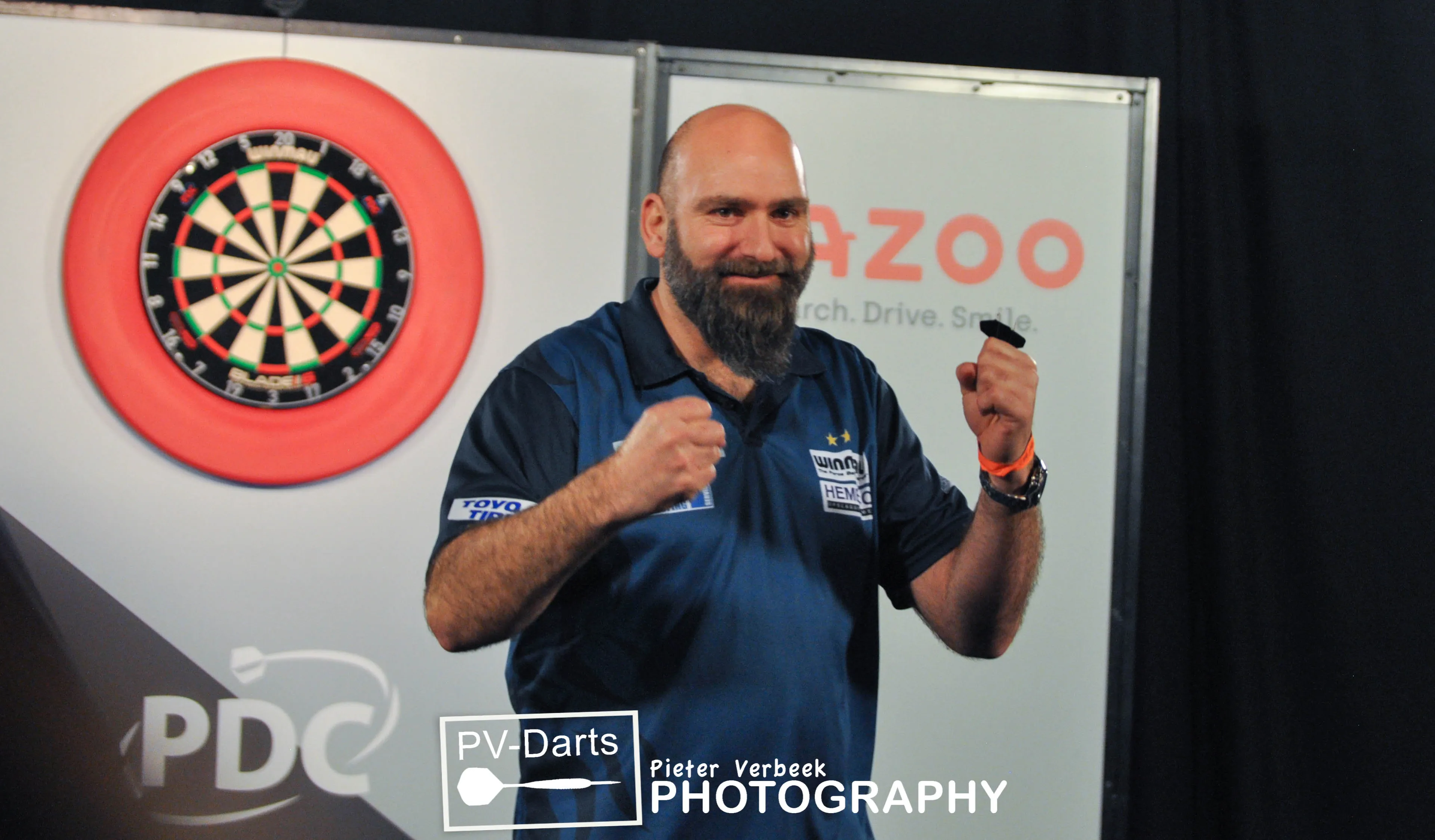 Brown, Waites en Dobey met ruime overwinningen naar laatste 32 in München