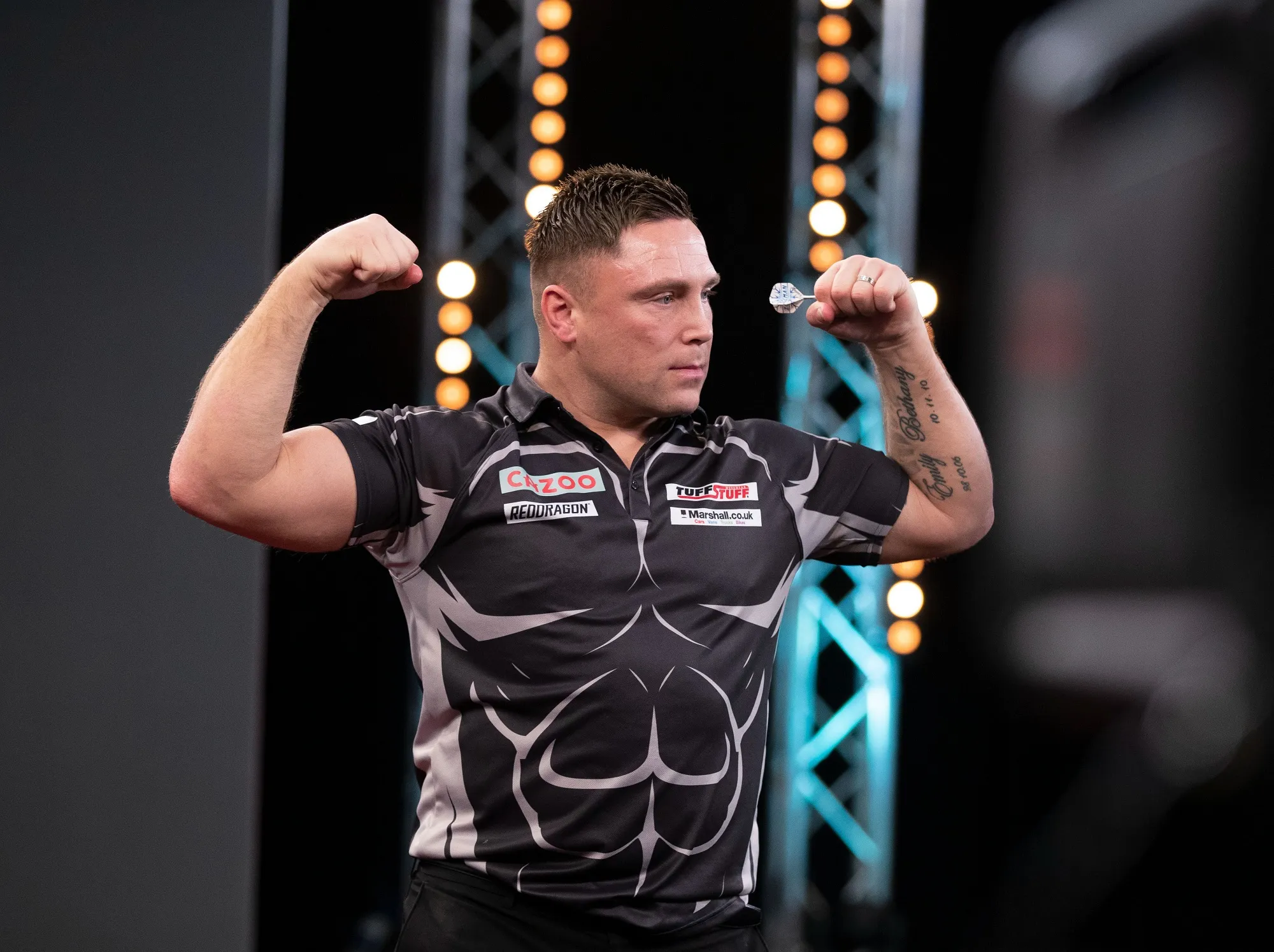 Price met nieuwe opkomstnummer op jacht naar play-offs Premier League Darts