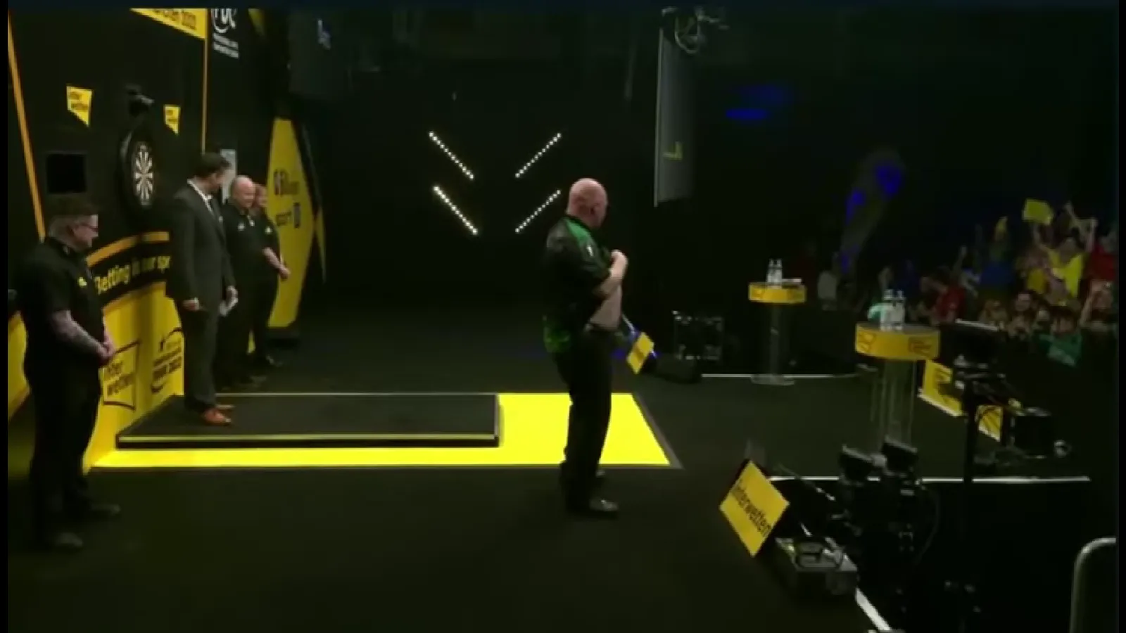 VIDEO: Lukeman doet opmerkelijke buikdans op German Darts Grand Prix