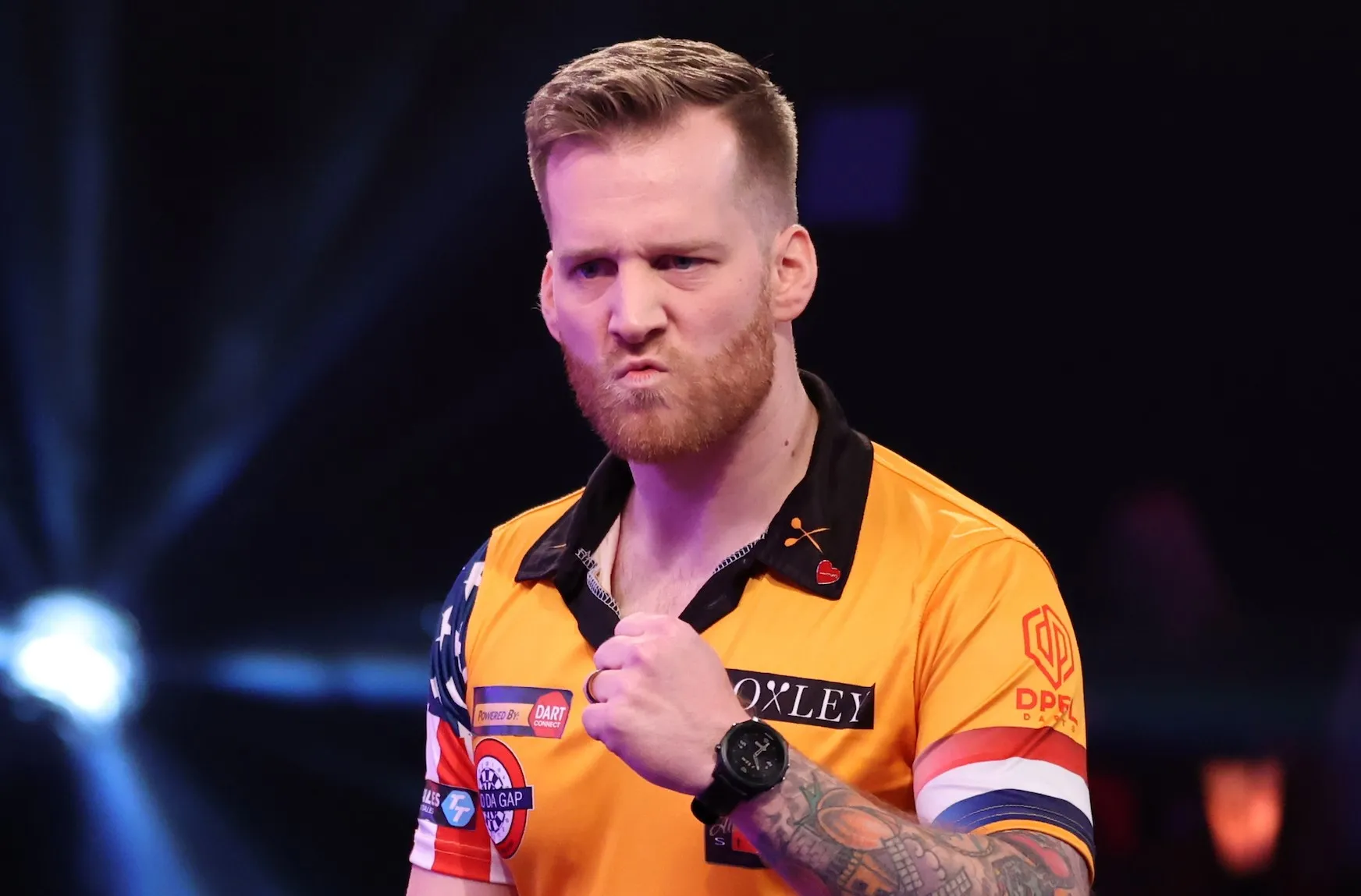 Debutant Van Dongen zegeviert in Praag en treft Cross in tweede ronde, De Zwaan exit op Czech Darts Open