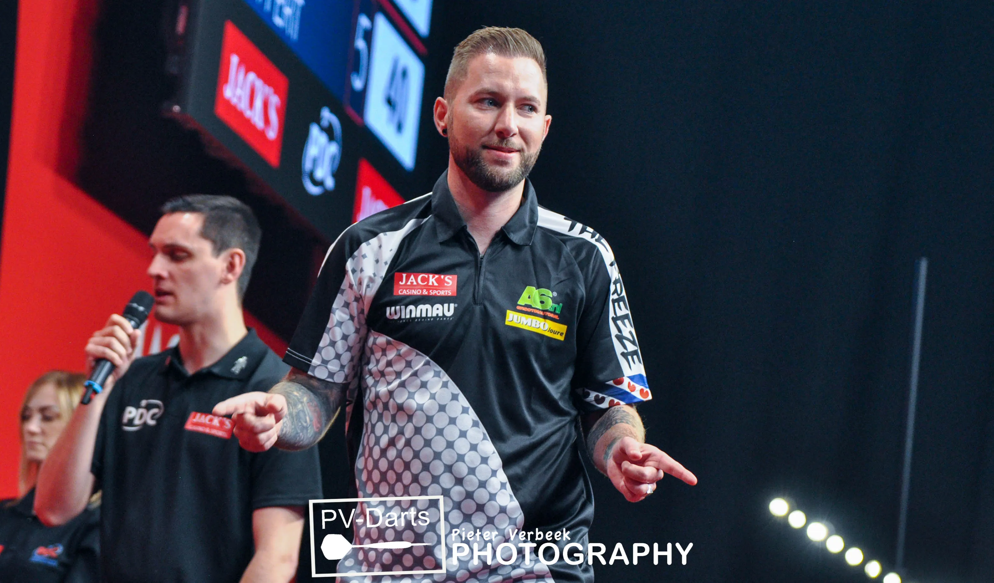 Noppert na ware nagelbijter door naar laatste acht op Dutch Darts Championship
