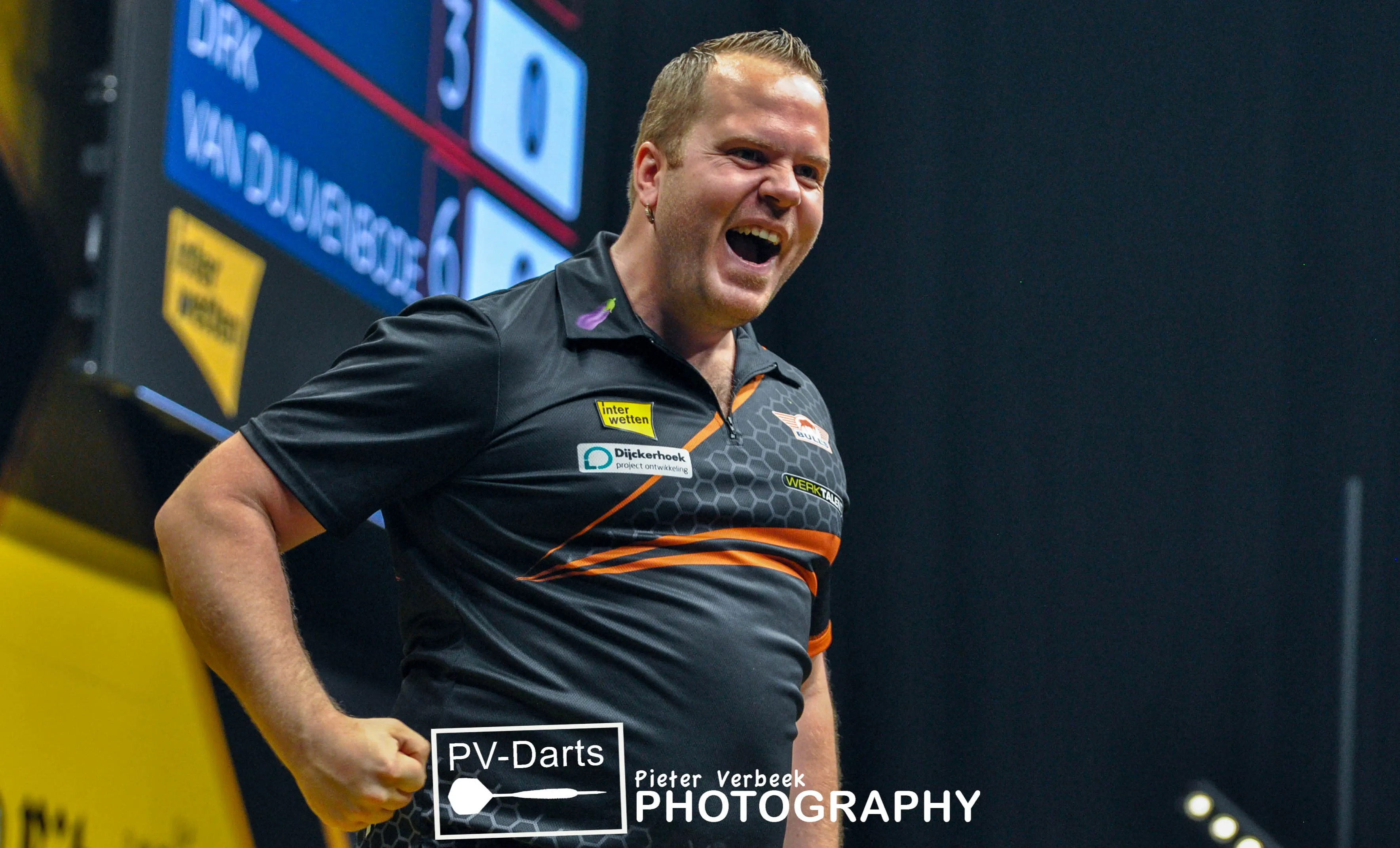 Van Duijvenbode wint voor het eerst van Taylor en pakt titel tijdens demonstratietoernooi