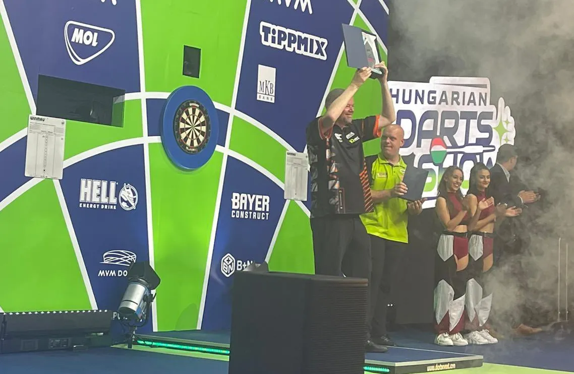 Van Barneveld wint demonstratietoernooi in Boedapest na dikke zege op Van Gerwen in finale