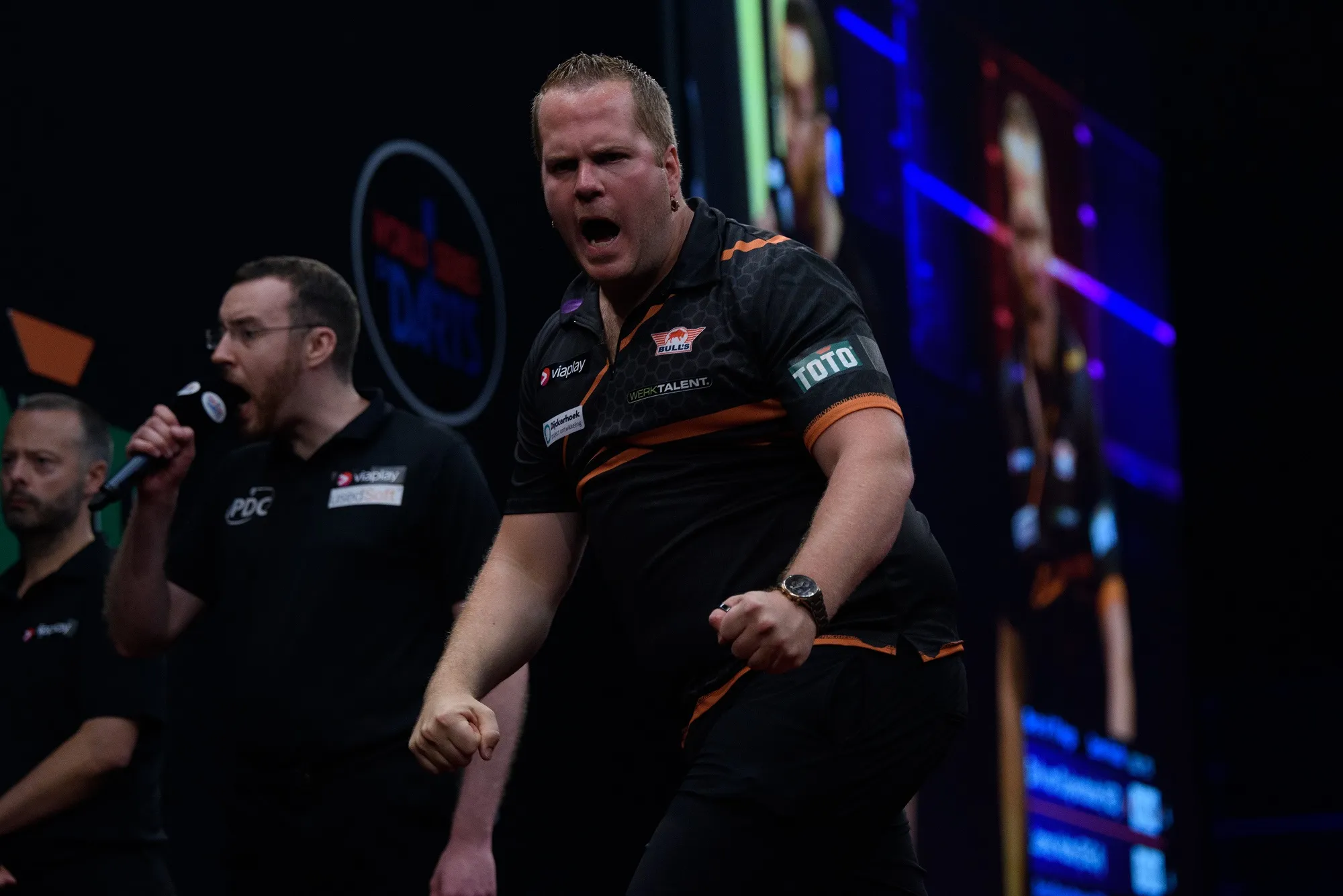 Van Duijvenbode op beestachtige wijze naar derde PDC-titel