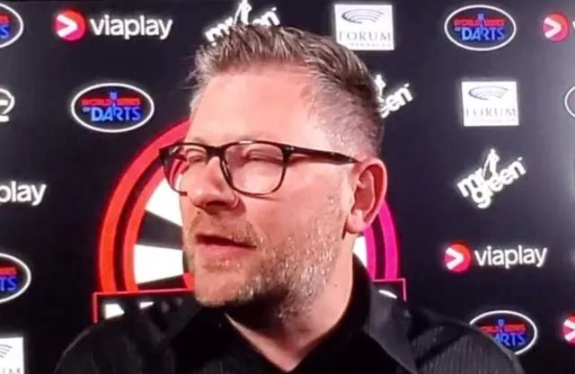 (VIDEO) Wade geeft hilarisch interview op Nordic Darts Masters: 'Ik had me verslapen en miste de bus'