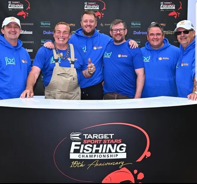 Enkele topdarters weer van de partij tijdens viswedstrijd voor goed doel