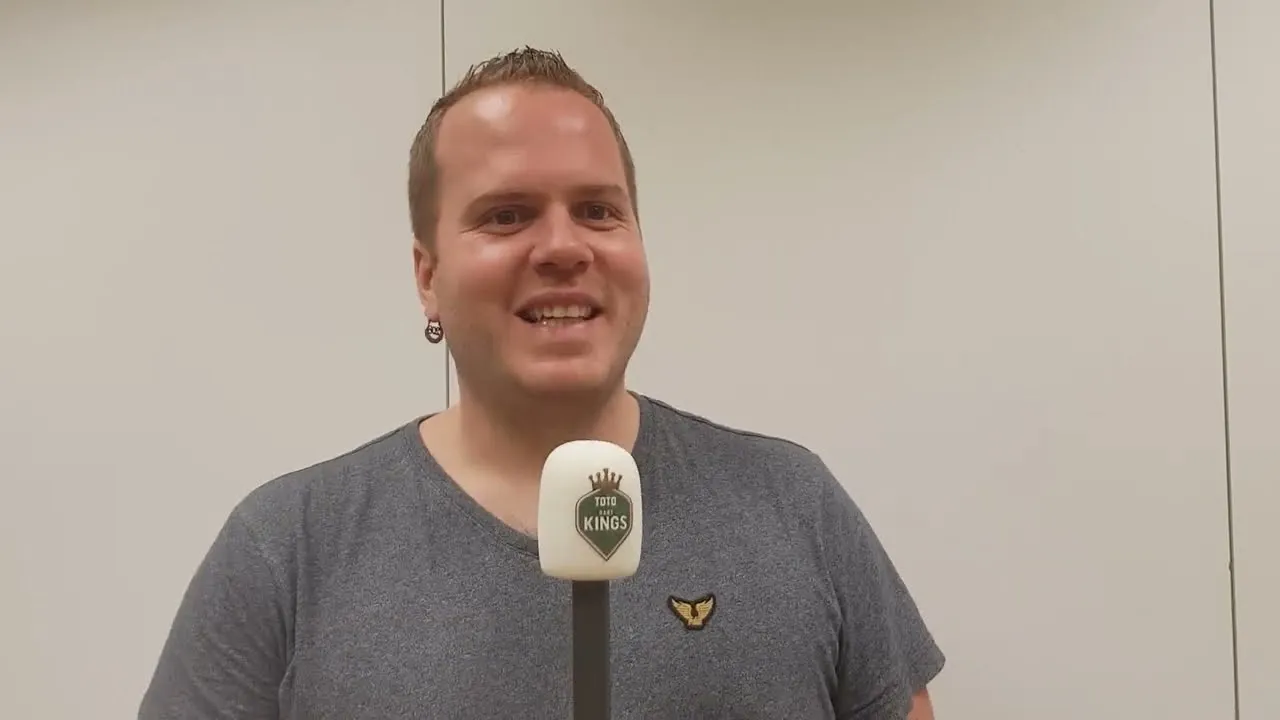 VIDEO: Van Duijvenbode beantwoordt allerlei vragen over teamgenoten bij TOTO Dart Kings