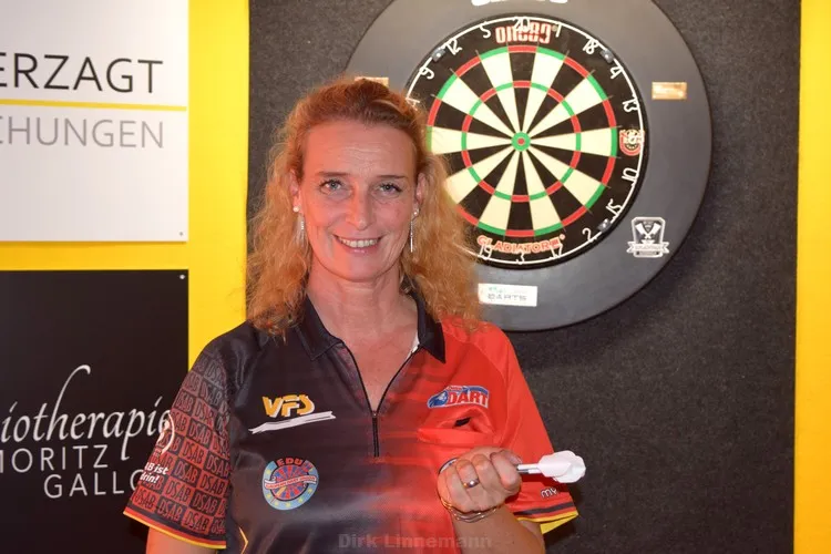 michaela mcclain 4 rotenfelser darts open exhibition 27 08 2002 630df8fd0b242