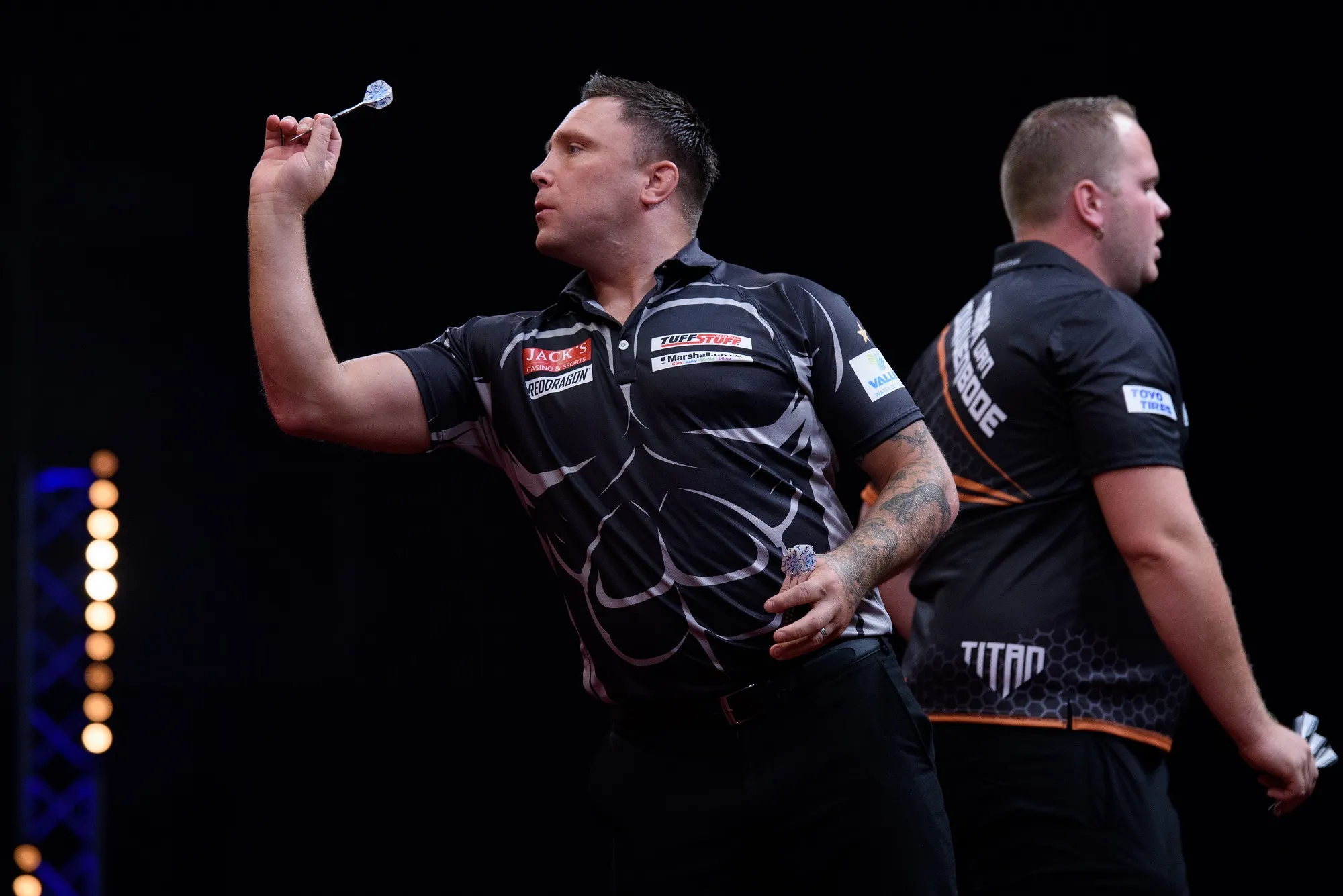Van Duijvenbode mist matchdarts voor Euro Tour-titel en ziet Price hoofdprijs pakken in Leverkusen