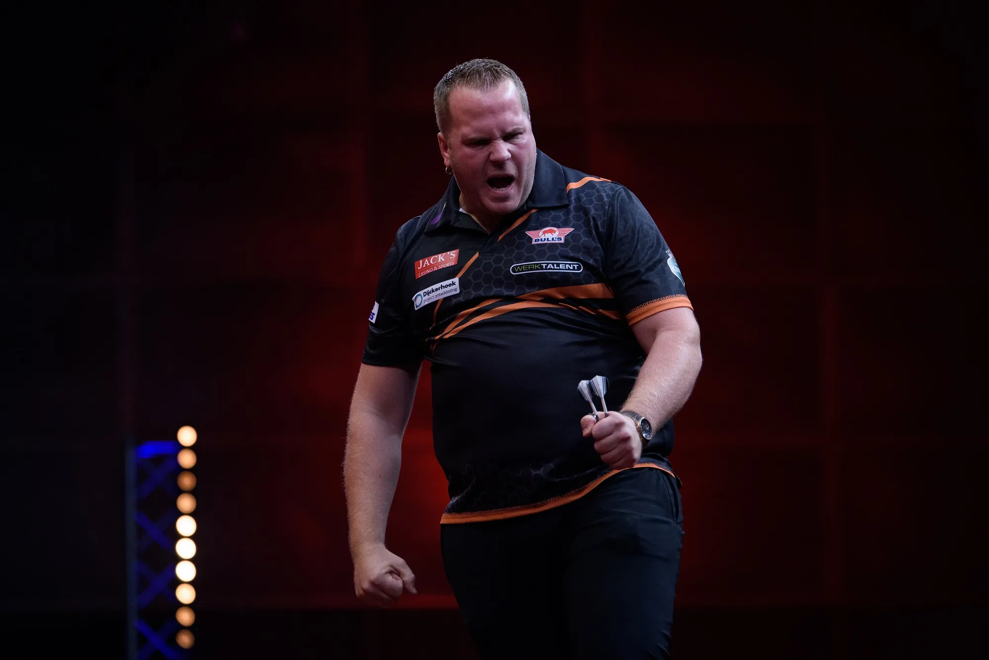 Van Duijvenbode na nagelbijter in halve eindstrijd op World Series of Darts Finals