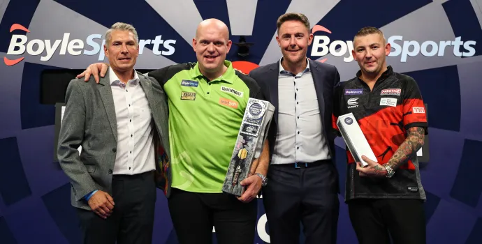 Tienduizend pond opgehaald voor goed doel tijdens World Grand Prix dankzij persoonlijke donatie Van Gerwen