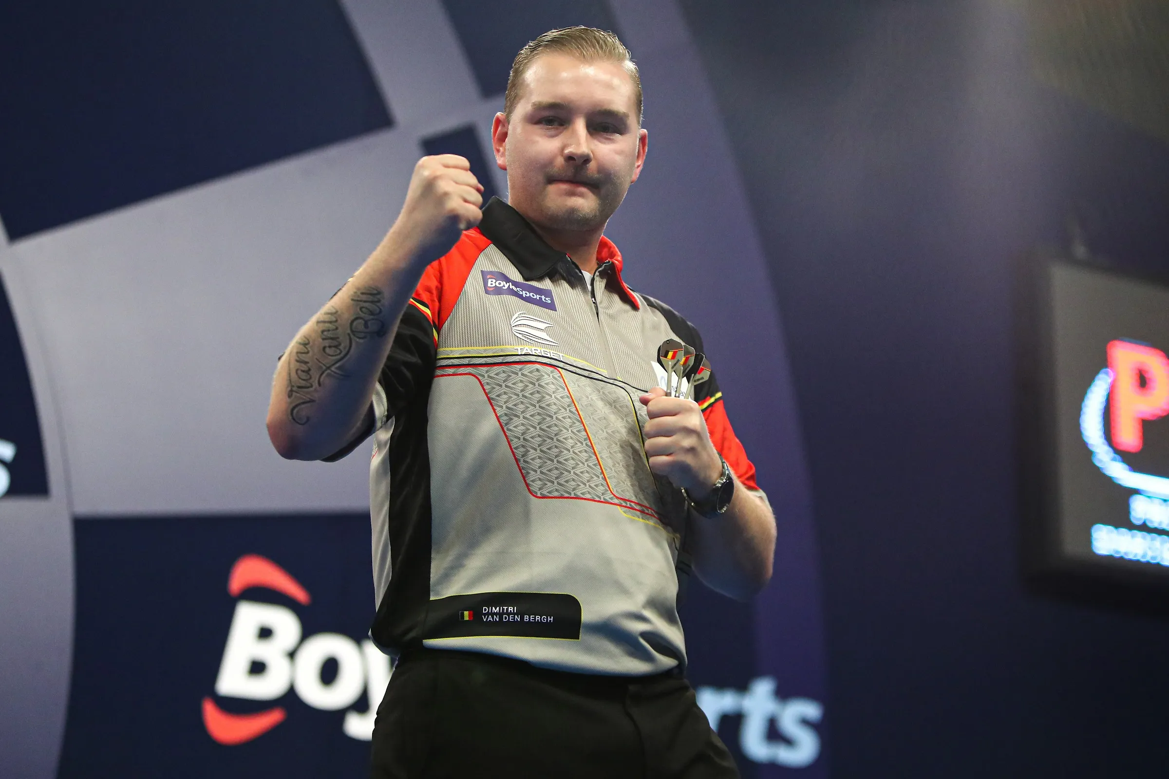 Chisnall en Van den Bergh met hoge gemiddeldes naar tweede ronde op EK Darts