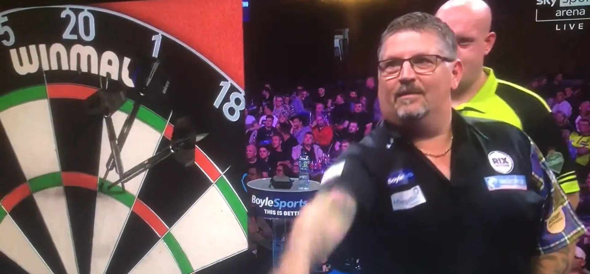 VIDEO: Anderson gooit 'alternatieve negendarter' tegen Van Gerwen op World Grand Prix