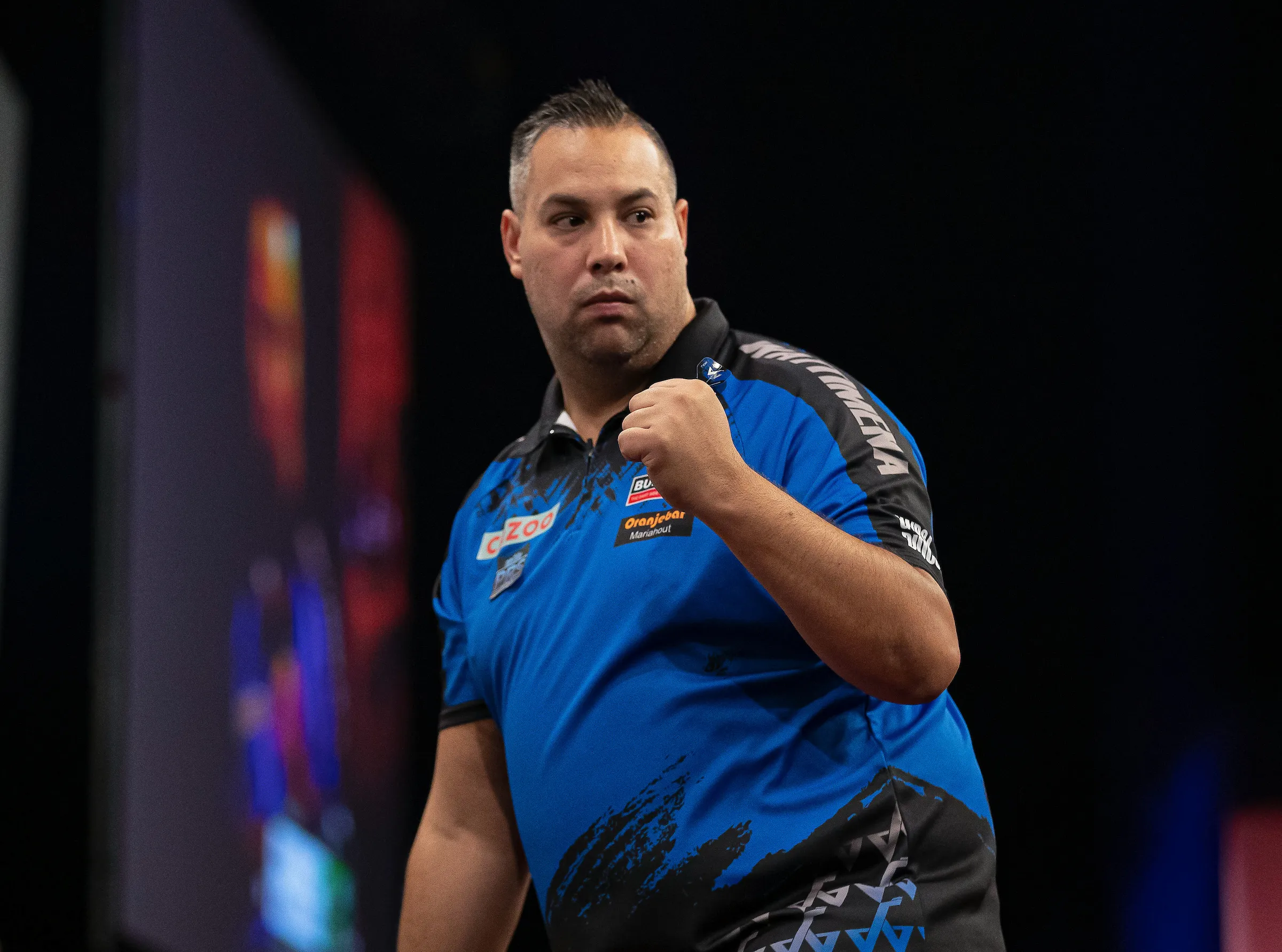 Wattimena bereikt laatste zestien op Grand Slam of Darts na ruime zege