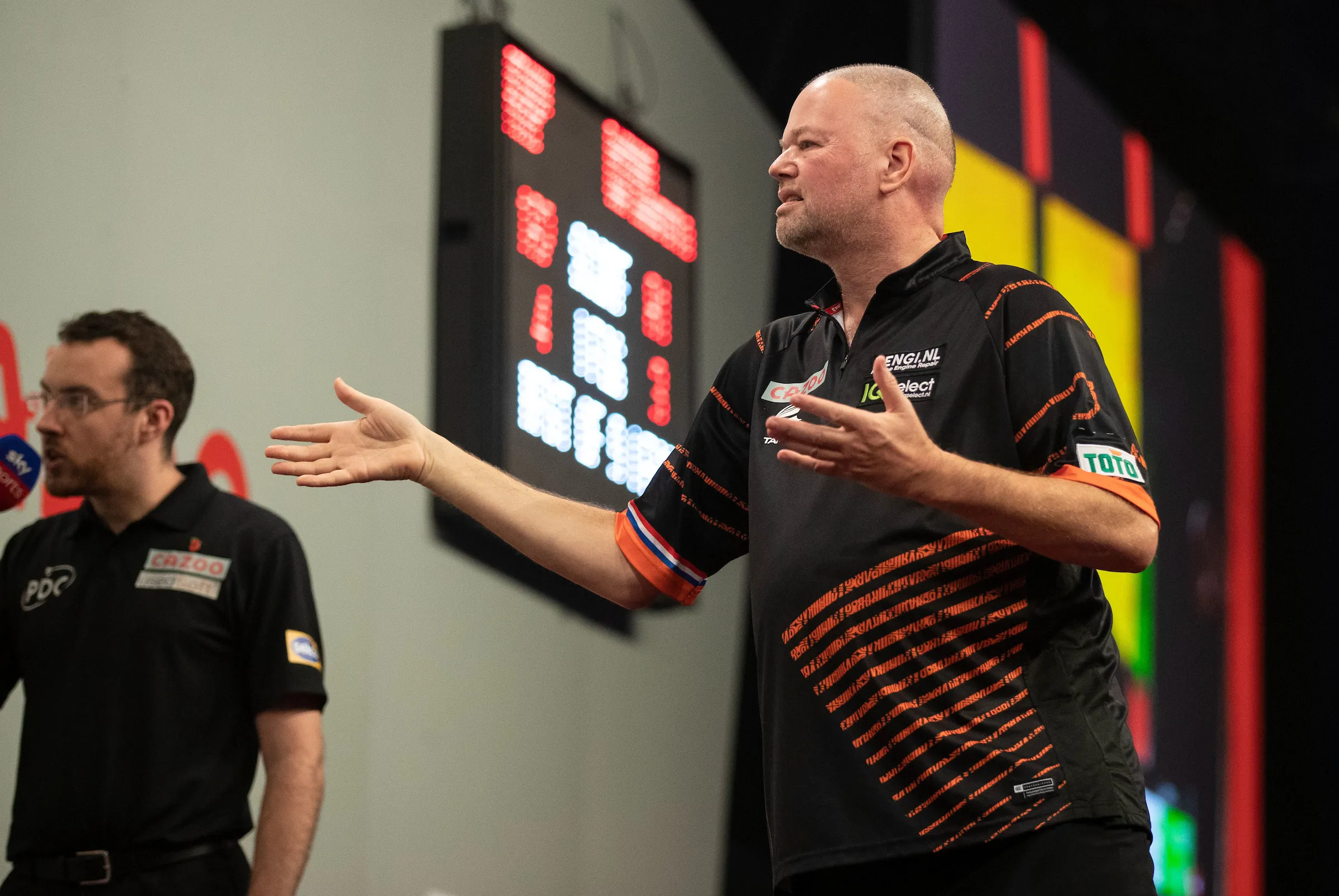 Van Barneveld toont veerkracht, maar verliest halve finale op Grand Slam of Darts