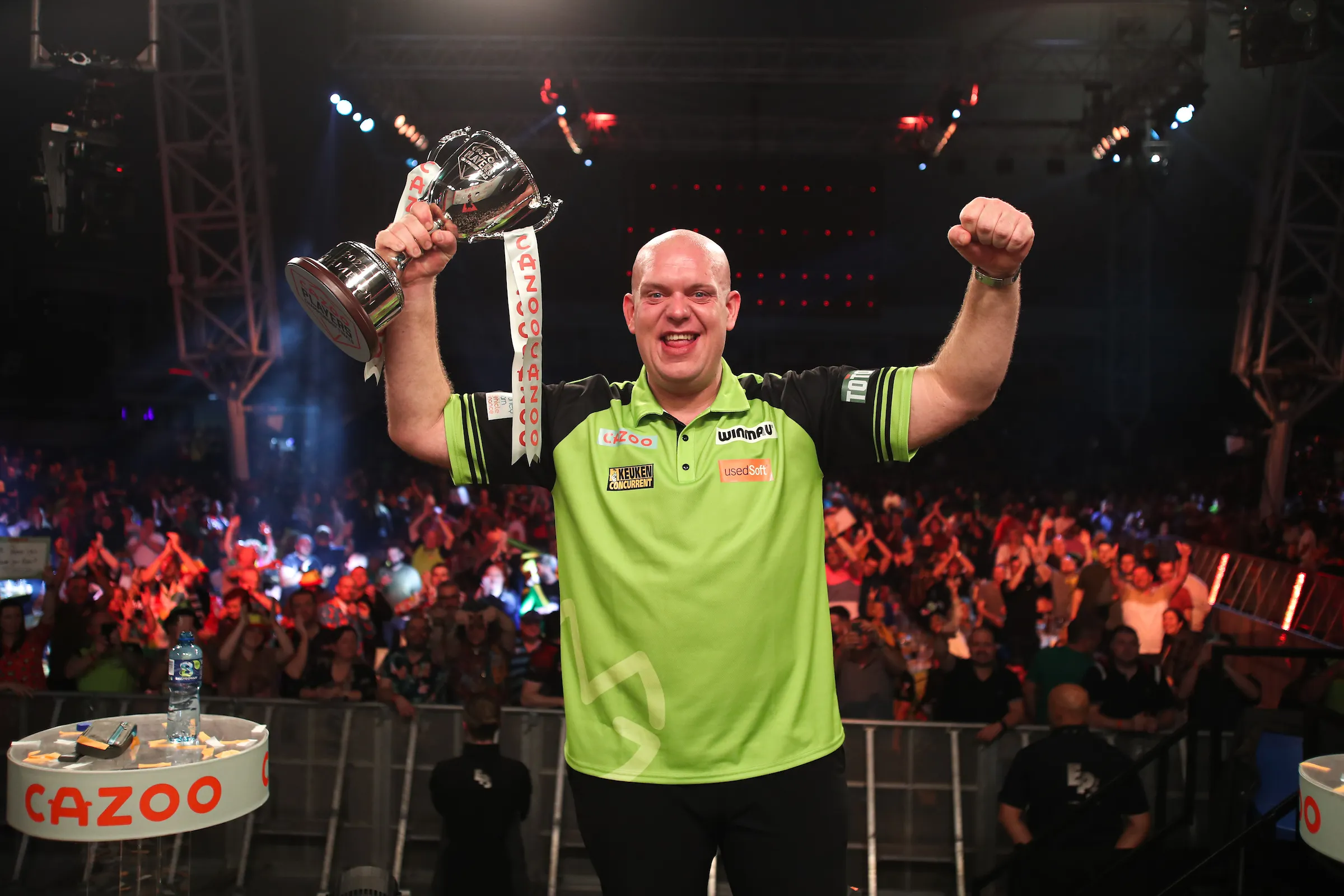 Van Gerwen emotioneel na titel op Players Championship Finals: ''Mijn dochter wilde graag deze beker hebben''