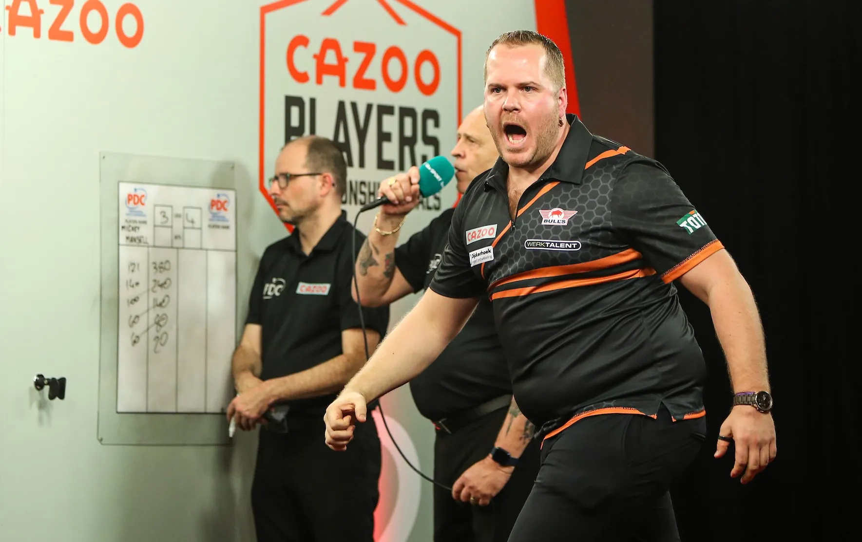 Van Duijvenbode stoot Taylor van de troon en gooit hoogste gemiddelde ooit op Players Championship Finals