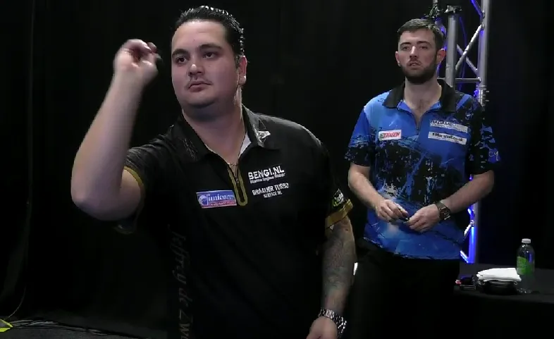 De Zwaan boekt knappe zege op Humphries na thriller, Van Duijvenbode verrassend uitgeschakeld in Barnsley