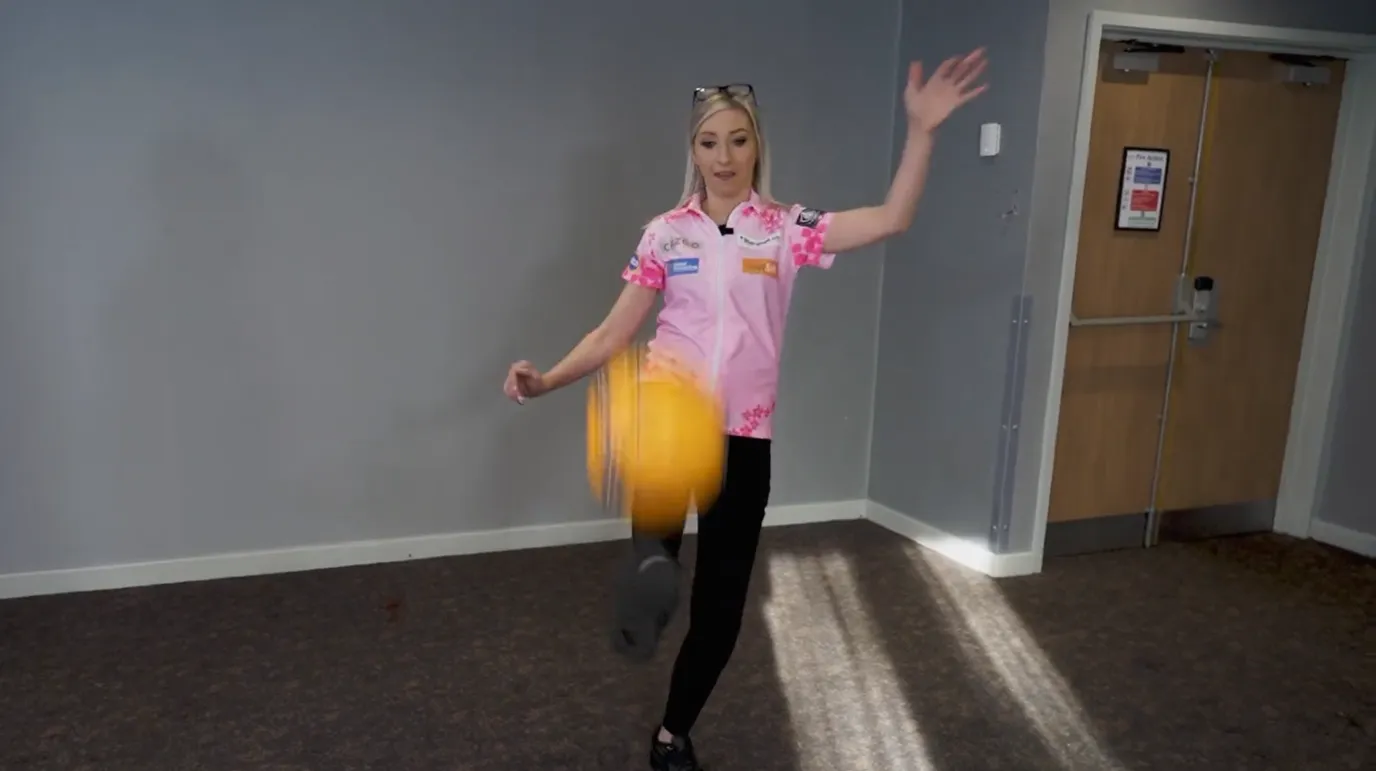 VIDEO: Sherrock probeert eerste snelle tijd neer te zetten in 'Oche Obstacle Course Challenge'