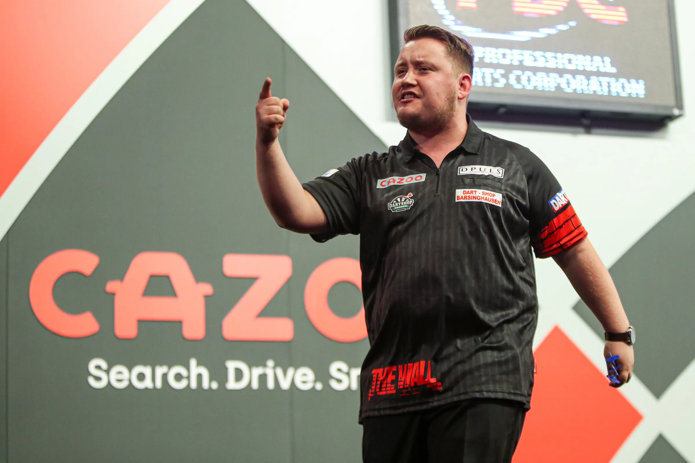 VIDEO: Schindler gooit zich geschiedenisboeken in met unieke 170 finish op WK Darts