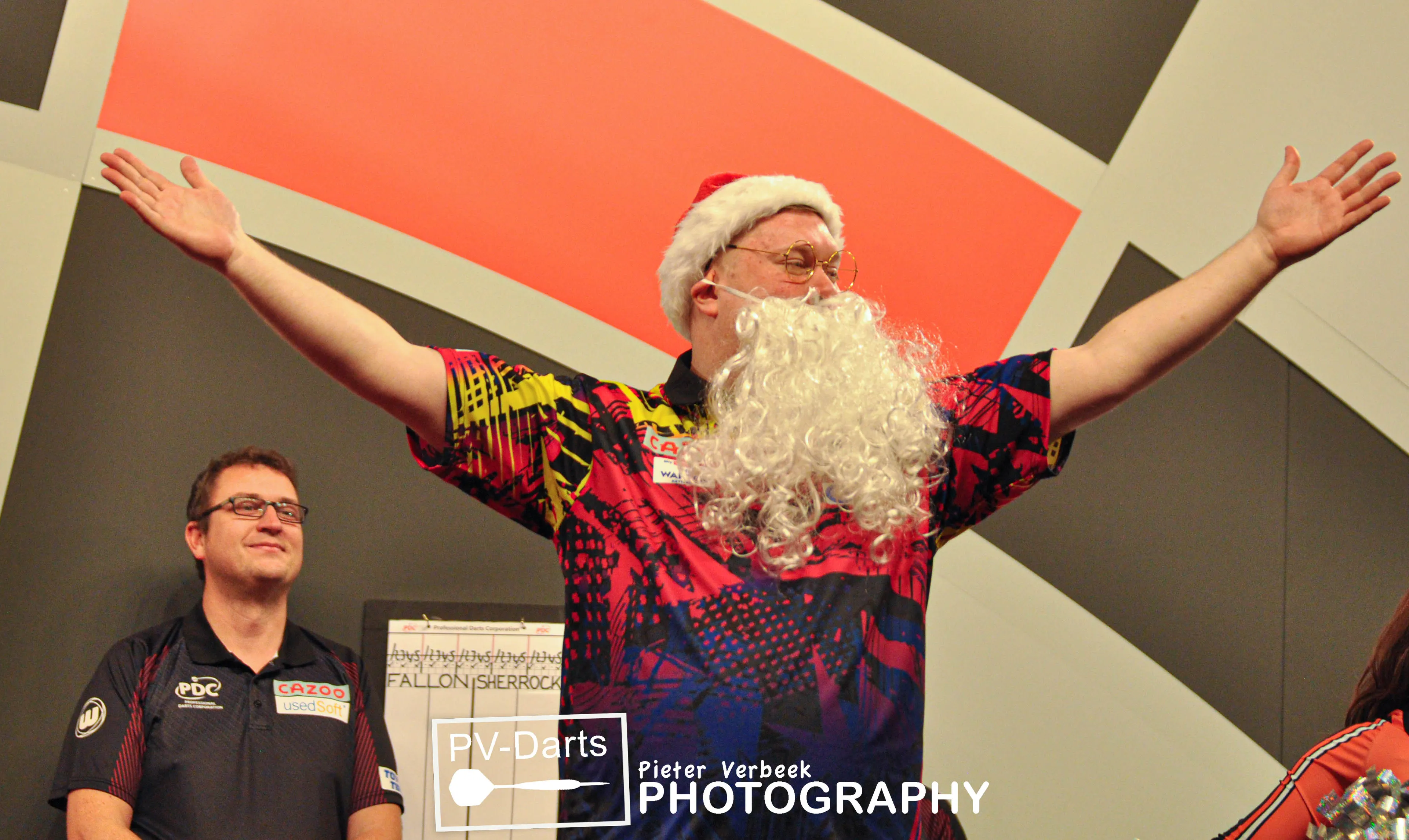 VIDEO: Ricky Evans steelt de show op WK Darts met bizarre walk-on als Kerstman
