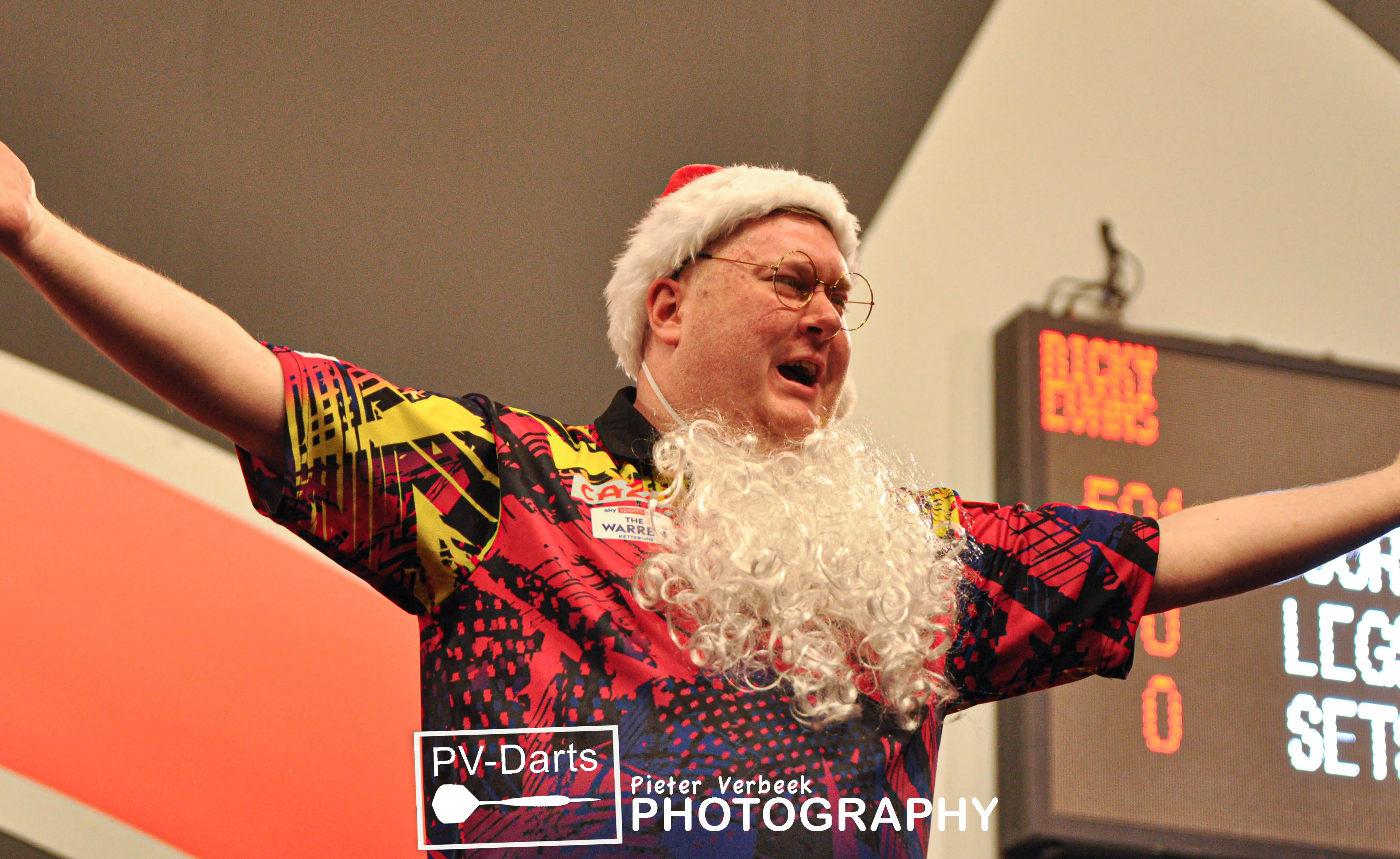'Kerstman' Ricky Evans stuurt Sherrock voor kerstmis al naar huis op WK Darts