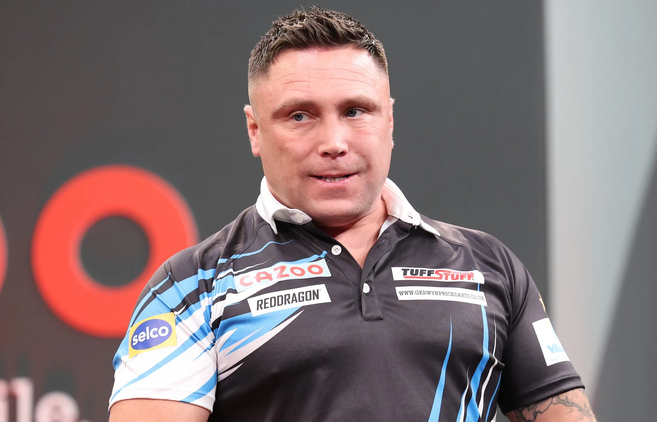Boze Gerwyn Price geeft wedstrijd halverwege op en verlaat toernooi: ''Slechtere omstandigheden dan bij de amateurs''