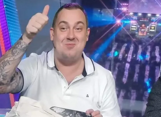 Anonieme kijker verrast Huybrechts en mede-commentator met patat en stoofvlees