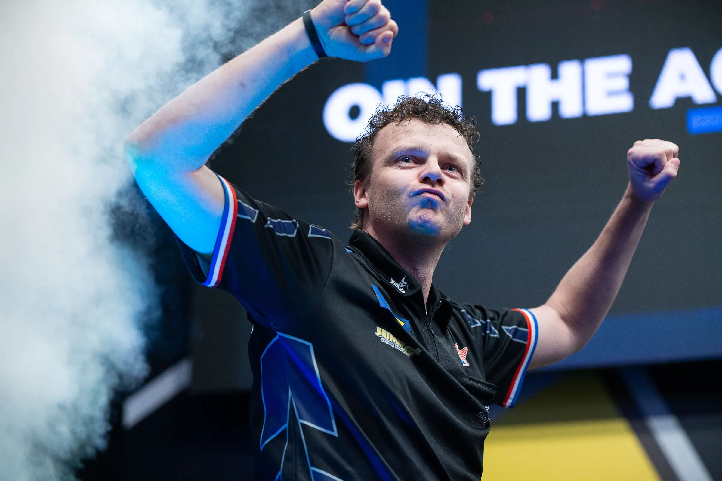 Richard Veenstra zorgt voor enorme stunt met zege op wereldkampioen Michael Smith