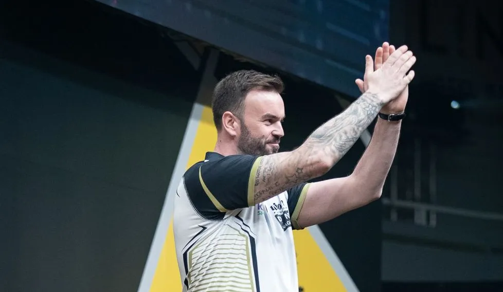 Meikle wipt Clayton eruit in Leverkusen, Ross Smith verslaat Cullen